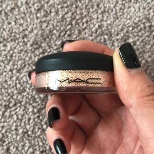 MAC Pearlized Pigment Clusters in Scatterays